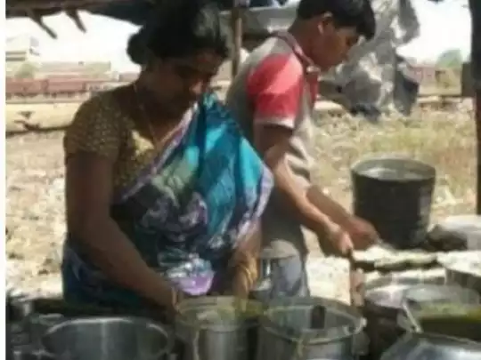 मां के ठेले पर भरत ने धोया प्लेट