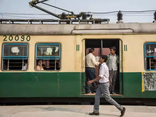 निजामुद्दीन स्टेशन से चलती है ट्रेन निजामुद्दीन स्टेशन से चलती है ट्रेन
