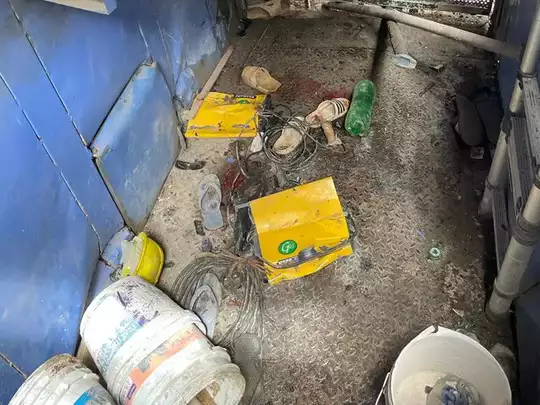 बिखरे चप्पल बिखरे चप्पल