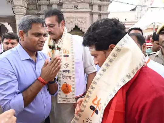 लाल कुर्ते में क्रिकेट के भगवान लाल कुर्ते में क्रिकेट के भगवान