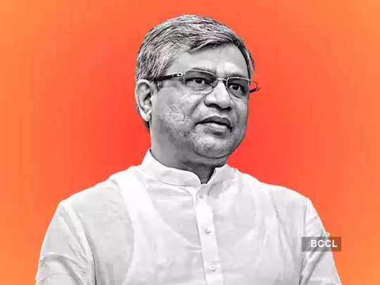 अश्विनी वैष्णव इनके काम से पीएम मोदी भी प्रभावित अश्विनी वैष्णव इनके काम से पीएम मोदी भी प्रभावित